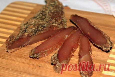 Вяленые куриные грудки (филе) 

2-2,5 кг куриного филе 
4-5 стол. ложек крупной соли с горкой 
1 ст.л чёрного молотого перца 
1 ст.л. красного молотого перца 

Соль и перец хорошо смешиваете в миске и обваливаете в этой смеси филе. 

Складываете в кастрюльку, накрываете пищевой плёнкой, придавливаете тарелкой и ставите в холодильник на 12 часов. 

ВАЖНЫЙ МОМЕНТ - НЕ ПЕРЕДЕРЖАТЬ ДОЛЬШЕ, ЧЕМ 12 ЧАСОВ! МЯСО БУДЕТ ПЕРЕСОЛЕННЫМ! 

Через 12 часов достаёте филе и тщательно промыв...