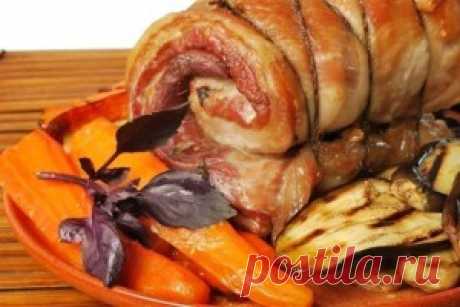 Мясной рулет с овощами. Подавать мясной рулет охлажденным перед подачей нарезать  тонкими ломтиками и украсить тарелку  зеленью и помидорами.