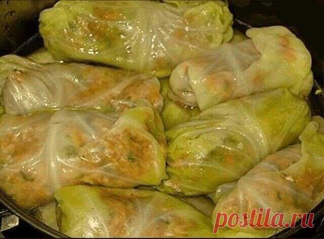 Как сделать голубцы намного вкуснее
Мы предлагаем приготовить традиционное блюдо по-новому! Голубцы, запеченные в духовке под шубой, — после всех стараний и усилий тебя ожидает необычайно вкусный результат!
Вкусные голубцы
Ингредиенты для голубцов
1 средний кочан свежей капусты
150 г мясного фарша
50 г риса
1 маленькая луковица
1 небольшая морковь
100 мл воды
масло растительное
соль, перец
Ингредиенты для «шубы»
100 г сыра
2 помидора
зелень укропа и петрушки
3–4 зубчика чеснока
30 г сметаны сред