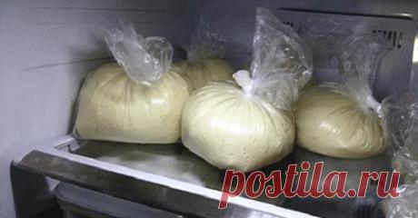 Дрожжевое тесто на пироги, которое поднимается в холодильнике Такое тесто на расстойку не оставляют в тепле, а ставят в холодильник, да и храниться оно тоже в холодильнике. Отлично подходит, как для сладкой сдобы, так и для соленой начинки. Для приготовления вам потребуются такие ингредиенты: — яйца, 3 шт; — сахар, 1 ст.л; — дрожжи живые, 50 г; — кефир или кислое молоко, 0.5 […]