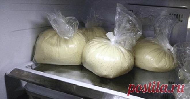 Дрожжевое тесто на пироги, которое поднимается в холодильнике Такое тесто на расстойку не оставляют в тепле, а ставят в холодильник, да и храниться оно тоже в холодильнике. Отлично подходит, как для сладкой сдобы, так и для соленой начинки. Для приготовления вам потребуются такие ингредиенты: — яйца, 3 шт; — сахар, 1 ст.л; — дрожжи живые, 50 г; — кефир или кислое молоко, 0.5 […]