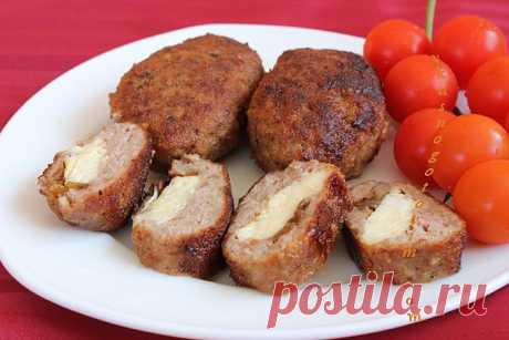 Зразы
Зразы готовятся из отбивного мяса с начинкой. Но можно упростить процесс приготовления, поэтому используем фарш.
 

 
 
Ингредиенты:
 
Для приготовления данного рецепта вам потребуется: 1 кг. фарша, 100 гр. грибов, 3 яйца, 2 луковицы, 5 ст.л. молока, соль, перец.
