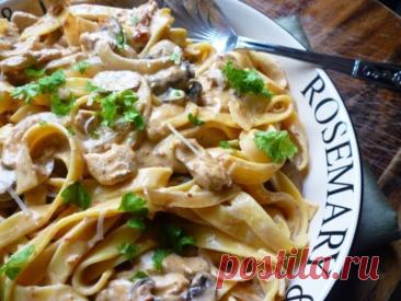 ​Паста тальятелле с соусом из курицы и грибов