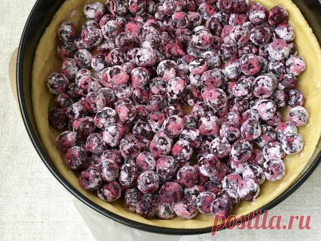 Рецепт песочного пирога с вишней.

Предлагаю вам ещё один рецепт вкусного пирога с вишней - в этот раз песочного. Этот пирог для любителей сочетания сладкого теста и кисленькой начинки. Вишня идеальна для такой выпечки, а если её хорошо обвалять в крахмале, чтобы пирог не потёк, то будет идеальным и разрез. Смотрится пирог безумно красиво! Замечательно подойдёт для домашнего чаепития! 

Для приготовления песочного пирога с вишней нам понадобится: 
сливочное масло - 200 г; ...