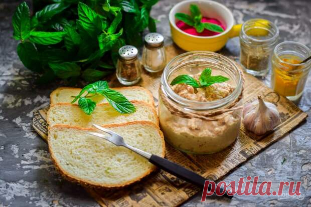 Домашний паштет – универсальная закуска, которую можно приготовить практически из любых продуктов. И если любимый многими печёночный паштет уже стал классикой, то паштет из кабачка или белой фасоли пробовал далеко не каждый. Поэтому предлагаем вам подборку рецептов разнообразных паштетов, которые