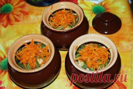 Спаржевая фасоль с мясным фаршем, запеченная в горшочках