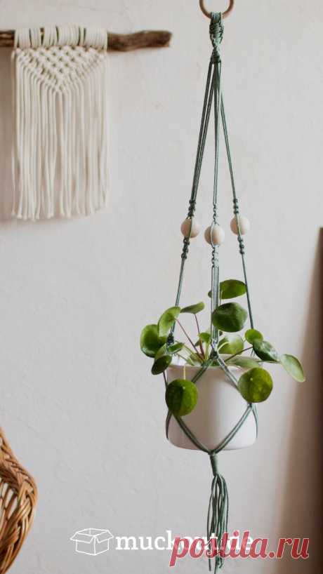18.10.2019 - Lerne schnell und unkompliziert Makramee! Fertige, mit unserer Gratis-Knüpfvorlage und Video-Anleitung, eine Makramee-Blumenampel an | Mehr DIY im mo-niversum
