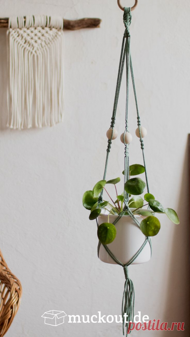 18.10.2019 - Lerne schnell und unkompliziert Makramee! Fertige, mit unserer Gratis-Knüpfvorlage und Video-Anleitung, eine Makramee-Blumenampel an | Mehr DIY im mo-niversum