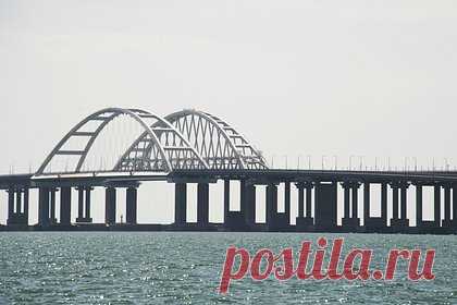 Застрявшие в пробке на Крымском мосту россияне рассказали о ситуации. Многокилометровая автомобильная пробка на Крымском мосту образовалась из-за большого числа желающих попасть на полуостров. Об этом «Ленте.ру» рассказали россияне, которые оказались в заторе по пути в регион. Застрявшие в дороге водители описали ситуацию к вечеру субботы, 1 июля.