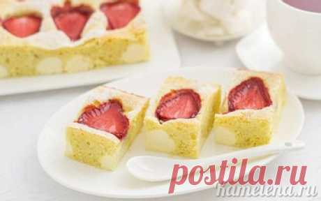 Пирог с творогом и клубникой