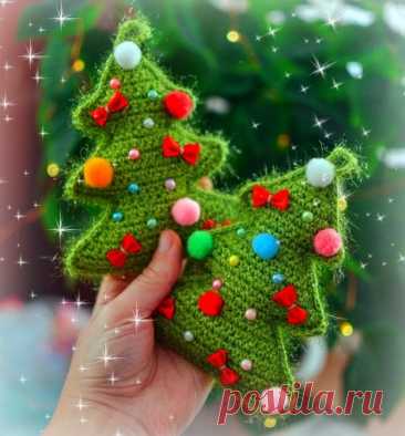 Маленькие ёлочки крючком Что нам понадобится:* Пряжа – любая, какая душе нравится. Я люблю брать что-то пушистое для ёлочек, но и обычная хлопковая тоже отлично смотрится.* Крючок № 2.* Немного наполнителя (холлофайбер или синтепух).* Бусины, ленточки, бантики &nbsp;– для финального штриха.Наша ёлочка состоит из...