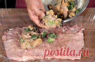 Мастер-класс. Готовим куриный рулет
Фаршированный куриный рулет – блюдо универсальное. Ароматные бутерброды на завтрак, холодная закуска на обед, пикантное горячее на ужин, да и на праздничном столе ему найдется достойное место.
Удалите кончики крыльев. Курицу положите грудкой вверх, проведите ножом параллельно килевой кости сначала с одной стороны, потом с другой и аккуратно отделите от грудки. Не повреждая кожу, подрежьте позвоночник, ребра и тазовые кости. Удалите хребет вместе со всеми кост