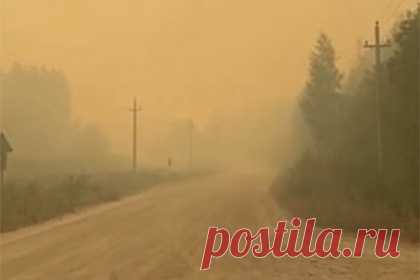 Полыхающие дома и леса в российском регионе сняли на видео. В Карелии, где начались лесные пожары, загорелись жилые дома в деревнях. Полыхающие здания и деревья попали на видео, ролики опубликовал телеканал «360». На кадрах видно, что из-за пожаров на улицах много дыма. Также показаны деревянные дома, объятые огнем и выгорающие изнутри.