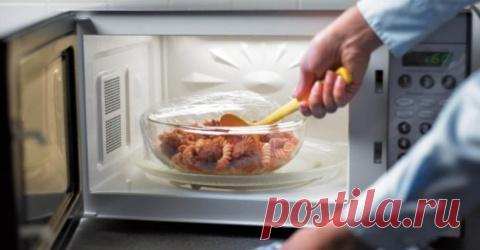 Для кухни.
Пищевая пленка способна любого вывести из терпения: тянется, криво рвется, липнет к рукам. Храните ее в холодильнике, как поступают все шеф-повара мира.
Вернуть блеск хромированной посуде можно, помыв ее раствором уксуса с водой.
Обновить деревянные лопаточки и ложки легко. Прокипятите их в обычной воде и высушите на солнце.  Деревянную доску избавляют от запаха и остатков пищи, натерев крупной солью на 10-15 минут. Затем стирают половинкой лимона и высушивают.