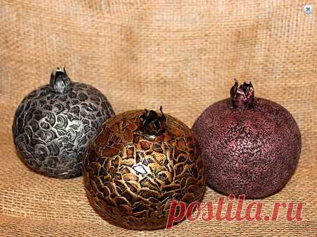 Хочу представить вашему вниманию мастер-класс по декору поверхностей при помощи структурных паст. Задекорировать таким способом можно любой предмет, будь то, как у меня, фрукты из папье-маше или шарик на новогоднюю елку, шкатулку,… в общем, все, что подскажет вам Ваша фантазия!
Для работы мне понадобилось: