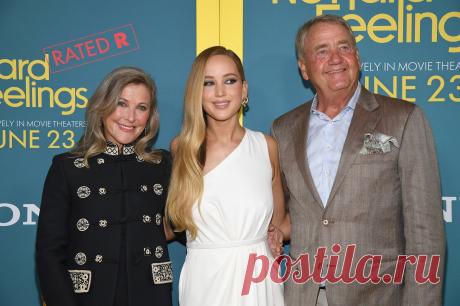 Дженнифер Лоуренс появилась с родителями на премьере фильма - Кино Mail.ru