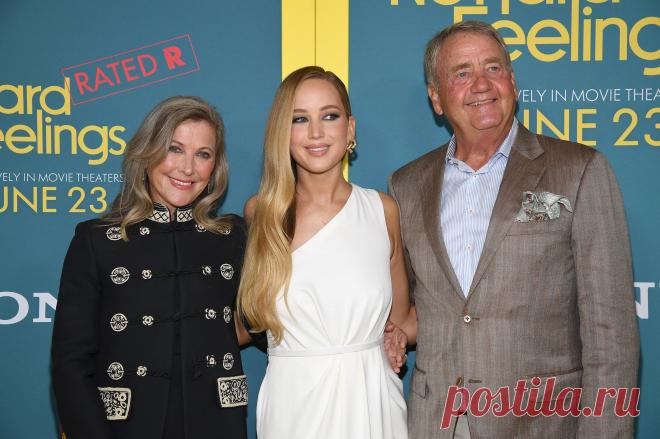 Дженнифер Лоуренс появилась с родителями на премьере фильма - Кино Mail.ru