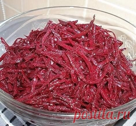 Свекла по-корейски - закуска вне конкуренции!

Эта закуска может стать хитом на вашей кухне. Готовится из свеклы и является кладом витаминов .
Нам нужно:
сырая свекла 3 шт
головка лука 1 шт
чеснок 3 зубка
семена кинзы 1 ч ложка
красный молотый перец пол чайной ложки
уксус 1 – 0,5 столовые ложки

Сырую свеклу натереть на тёрке, немножко посолить и добавить уксус. Оставить мариноваться на 2 – 3 часа. после чего появившееся сок слить. Лук поджарить на растительном масле до тё...