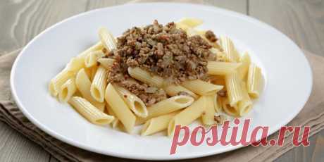 Макароны по-флотски
Макароны по-флотски предлагали в столовых почти всех учреждений и особенно часто в санаториях, пансионатах и пионерлагерях. Их администрация просто обожала это рецепт: понять, сколько туда действительно положили мяса, было практически невозможно. Фарш перемешивали с вермишелью и не использовали томаты