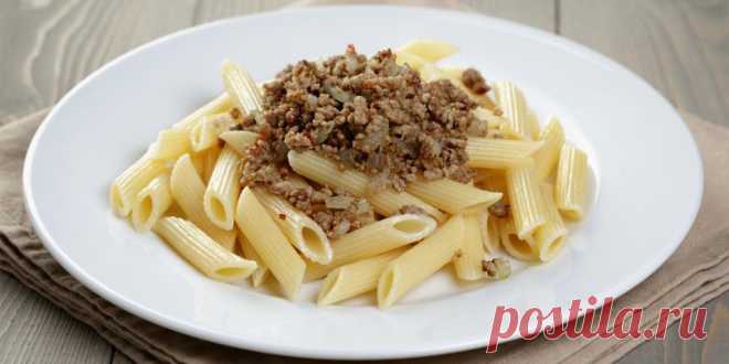 Макароны по-флотски
Макароны по-флотски предлагали в столовых почти всех учреждений и особенно часто в санаториях, пансионатах и пионерлагерях. Их администрация просто обожала это рецепт: понять, сколько туда действительно положили мяса, было практически невозможно. Фарш перемешивали с вермишелью и не использовали томаты