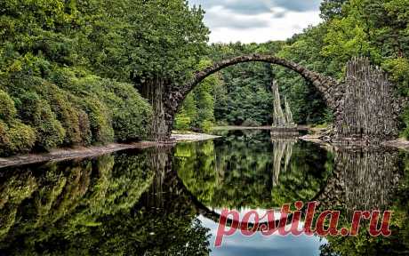 Обои Полуразрушенный арочный мост Rakotzbrucke Devils Bridge in Gablenz, Germany / Дьявола Ракоцбрюке в Габленце, в Германии через реку, заросшую лесом, отражается в воде, обои для рабочего стола Полуразрушенный арочный мост Rakotzbrucke Devils Bridge in Gablenz, Germany / Дьявола Ракоцбрюке в Габленце, в Германии через реку, заросшую лесом, отражается в воде