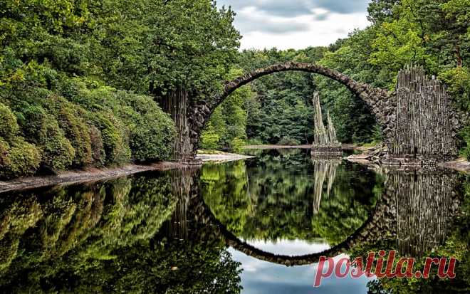 Обои Полуразрушенный арочный мост Rakotzbrucke Devils Bridge in Gablenz, Germany / Дьявола Ракоцбрюке в Габленце, в Германии через реку, заросшую лесом, отражается в воде, обои для рабочего стола Полуразрушенный арочный мост Rakotzbrucke Devils Bridge in Gablenz, Germany / Дьявола Ракоцбрюке в Габленце, в Германии через реку, заросшую лесом, отражается в воде