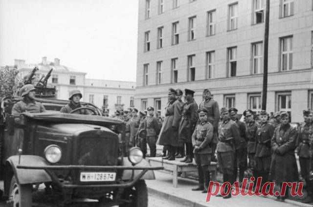 Facebook
События сентября 1939 года, в результате которых в состав СССР были включены Западная Украина и Западная Белоруссия, имеют несколько трактовок. В СССР сталинских времён данная операция называлась исключительно как «Освободительный поход Красной Армии». В Польше, а также в целом на Западе — «советское вторжение». Как Сталин провел операцию «Брест наш», рассказывает Андрей Сидорчик: http://www.aif.ru/society/history/1339684
Фото: wikimedia