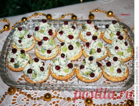 Закуска "Елочки" из плавоеного сыра и яиц на крекерах. Рецепт приготовления с пошаговыми фотографиями