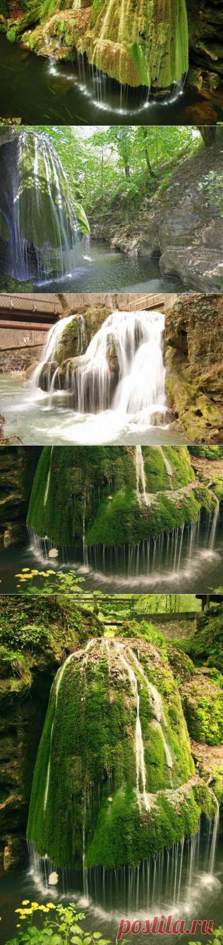 Водопад Бигар в западной Румынии, является одним из самых красивых водопадов мира, вода в нем падает уникальным образом.
Вода из источника Бигар течет в реку Минис, падая с высоты 8 метров на мшистый известковый туф. Деревянный мост над рекой позволяет подходить очень близко к водопаду.