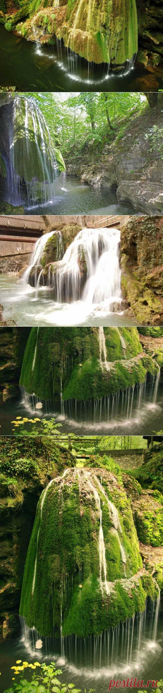 Водопад Бигар в западной Румынии, является одним из самых красивых водопадов мира, вода в нем падает уникальным образом.
Вода из источника Бигар течет в реку Минис, падая с высоты 8 метров на мшистый известковый туф. Деревянный мост над рекой позволяет подходить очень близко к водопаду.