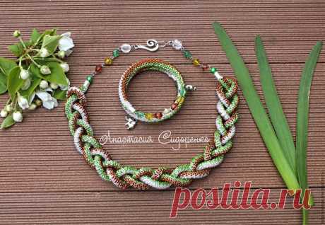 Лариат вязаный из чешского бисера Лес в снегу Купить или заказать Лариат вязаный из чешского бисера Лес в снегу в интернет-магазине на Ярмарке Мастеров. Лариат связан из чешского бисера. Использованы три оттенка чешского бисера, длина вязаной части 120 см. Длина кистей по 9 см. Прекрасно подойдет и к праздничному наряду и к офисному стилю Фурнитура под серебро. Браслет универсального размера на мемори проволоке, спиралька. Цена указана за комплект. Идеально подойдет к&hellip;