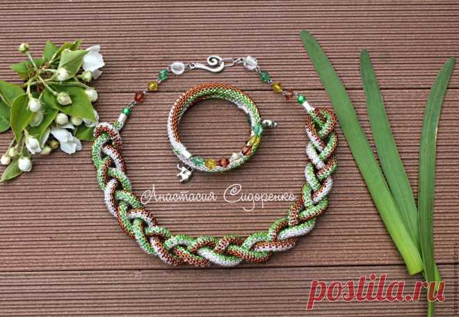 Лариат вязаный из чешского бисера Лес в снегу Купить или заказать Лариат вязаный из чешского бисера Лес в снегу в интернет-магазине на Ярмарке Мастеров. Лариат связан из чешского бисера. Использованы три оттенка чешского бисера, длина вязаной части 120 см. Длина кистей по 9 см. Прекрасно подойдет и к праздничному наряду и к офисному стилю Фурнитура под серебро. Браслет универсального размера на мемори проволоке, спиралька. Цена указана за комплект. Идеально подойдет к…