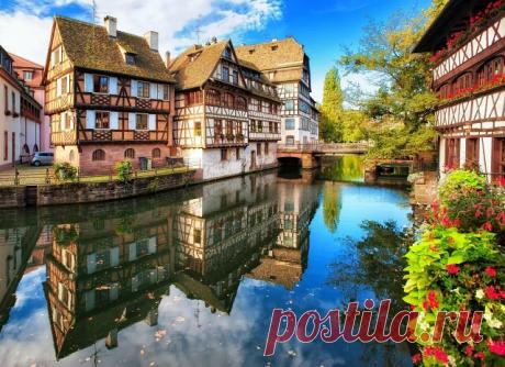 Лучшие города Франции

Город Страсбург (Strasbourg)
Страсбург — красивый старинный город на северо-востоке Франции, практически на самой границе с Германией. До VI века Страсбург носил название Аргенторат, которое можно перевести с кельтского наречия, как «крепость в русле реки». Современное название города происходит от немецкого слова Straßburg, что буквально переводится как «город у дороги».
Природа
Главным естественным украшением города является полноводная и довольно ...