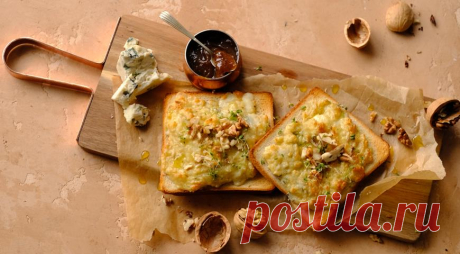 Тосты с голубым сыром и грецкими орехами - ПУТЕШЕСТВУЙ ПО САЙТУ. Это не просто тост с сыром и орехами: в нем целых два вида сыра, приготовленных в виде паштета. Если вас смущает зеленый лук в утреннем тосте, от него можно оказаться.   ИНГРЕДИЕНТЫ 4 ломтика пшеничного или цельнозернового хлеба для тостов 150 г молодого пармезана 100 г голубого сыра 50 мл …