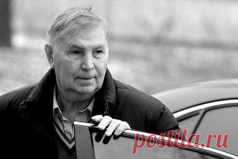 СЕГОДНЯ В ЧАС НОЧИ НЕ СТАЛО ВЕЛИКОГО РОССИЙСКОГО ТРЕНЕРА ВИКТОРА ТИХОНОВА-ВМЕСТЕ С НИМ УШЛА ЦЕЛАЯ ХОККЕЙНАЯ ЭПОХА.ПОКОЙТЕСЬ С МИРОМ ВИКТОР ВАСИЛЬЕВИЧ -И ПУСТЬ ЗЕМЛЯ ВАМ ПОКАЖЕТСЯ ПУХОМ.ВЫ ДОЛЖНЫ ПОПАСТЬ В РАЙ ВЕЛИКИЙ ТРЕНЕР!!!
Эдуард Хиль – Трус не играет в хоккейиз А.Пахмутова - Н.Добронравов