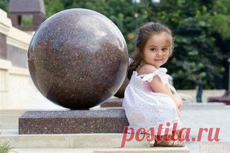 Хочу как в детстве - сесть кому-нибудь на коленки, зареветь и на всех нажаловаться.