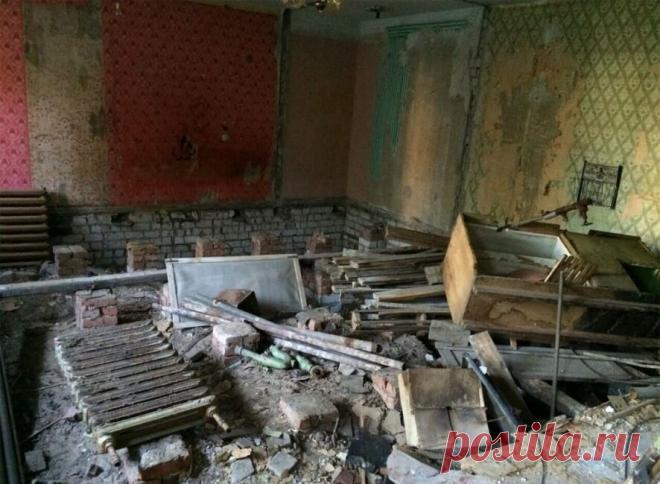 Мужчина превратил развалины в оригинальную студию с яркими акцентами. Фото До/После