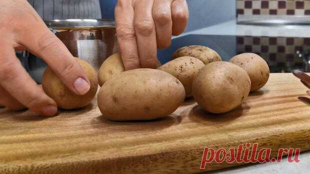 Даже не думала, что картошка может быть настолько вкусной. Никогда еще так не готовила и не ела вкуснее, честное слово. Сегодня покажу вам этот изумительный рецепт. Вот как я теперь готовлю картошку совершенно по-новому. Вкусно, просто, быстро. Можно съесть целую сковороду и не заметить. Подписывайтесь, читайте, комментируйте, ставьте лайки