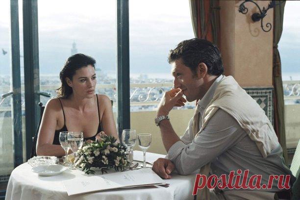 Итальянскую богиню красоты любят во всём мире. Преданные поклонники выучили наизусть её биографию. Запомнили, что в фамилии знаменитости не только двойное «Ч», но и даже двойное «Л».

А если мы услышим редкое имя Моника, то сразу же представляем её — средиземноморскую красавицу Монику Беллуччи  https://vk.com/alex_zidan