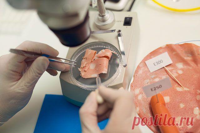 Чем красят колбасу? Эксперт о вредности нитрита натрия в мясных продуктах Доктор биологических наук развеивает мифы о «тотальной вредности» нитрита натрия и даже приходит к выводу, что без использования нитритов человек не освоил бы планету Земля.