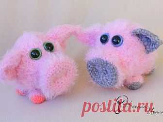 Простые-простые хрюшки Нам понадобится: любая мохнатая или не очень пряжа, крючок в размер, 2 глазика или бусины. Вяжем горшины (ножки) 4шт.: 1. 2вп, во вторую от крючка пеллю провязываем 5сбн 2. 5 прибавок = 10 петель 3.