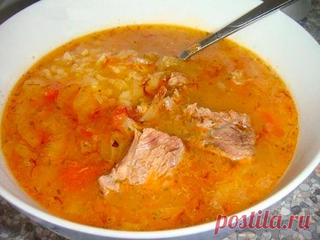 Густой ГРУЗИНСКИЙ суп ХАРЧО Ингредиенты: 200 гр томатной пасты (у меня протёртые томаты без кожи) 2 больших головки лука 1/2 стакана риса 800 гр говядины на косточке 2 зубчика чеснока приправа для харчо 1/2 ч. ложки острой Аджики 100 гр измельченных грецких орехов Приготовление: Закидываем мясо в холодную воду. Варим мясо в течение часа на небольшом огне, снимаем пенку. …