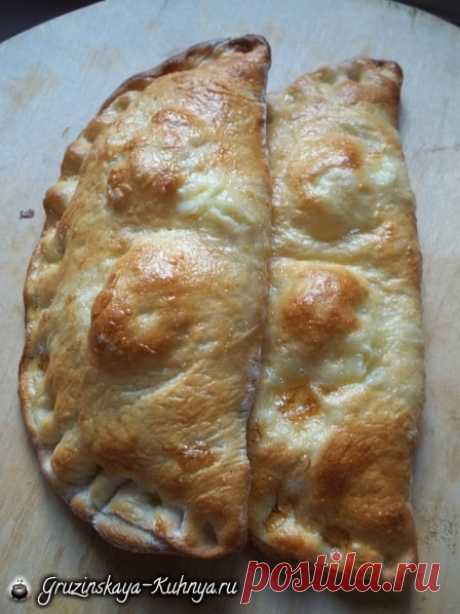 Гурийские хачапури с сыром и вареными яйцами