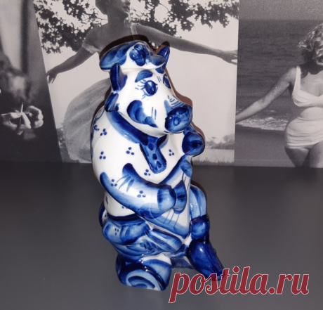 Статуэтка фарфоровая - штоф. Гжель. Бык с балалайкой. Россия. 21 век. Клеймо.
Высота : 190 мм. Основание : 80 х 80 мм.
Вес с кепкой / без : 400 / 382 грамма.
Объём : 450 мл.
Цена : 1500 руб.

Купить сейчас :  

#СтатуэткаФарфороваяШтоф
#СтатуэткаФарфороваяГжель
#СтатуэткаФарфороваяБыкБалалайкой
#СтатуэткаФарфороваяРоссия
#ШтофФарфор21век
#СтатуэткаШтофФарфорКлеймоПодарок