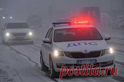 Полицейские с погоней и стрельбой задержали машину с российскими подростками. В Ленинградской области полицейские устроили погоню и задержали со стрельбой автомобиль, в котором оказались трое подростков. Наряд ДПС заметил в Тихвине на улице Карла Маркса автомобиль ВАЗ у которого были сильно затонированы окна, что является нарушением. Однако водитель проигнорировал требование полицейских.