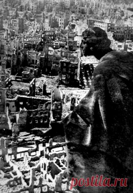 Дрезден, Май 1945 года. © Репродукция Фотохроники ТАСС / 13-15 февраля 1945 года, чтобы затруднить перемещение сил противника на Восточный фронт, ВВС Великобритании и США осуществили серию бомбардировок Дрездена  ... было полностью парализовано движение через город, разрушено около 80 тыс. зданий, примерно 90 тыс. повреждено. | ТАСС: - Бомбардировка Дрездена