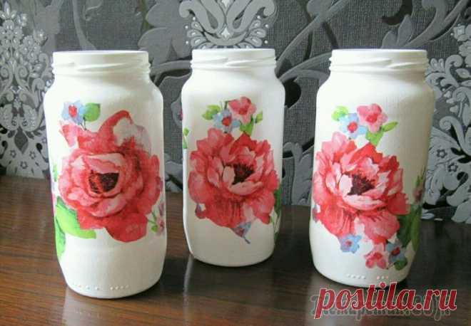 Декупаж стеклянной банки — мастер класс с пошаговой инструкцией Предлагаем ознакомиться с информацией о том, как сделать декупаж стеклянной банки для сыпучей продукции. В целом, техника выполнения достаточно простая, соответственно и сделать ее сможет любой, даже ...