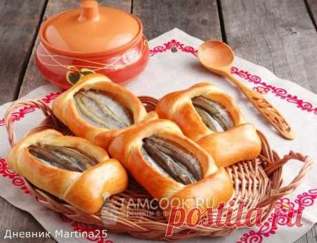 Поморские кулебяки с мойвой 
Есть предположение, что слово &quot;кулебяка&quot; происходит от финского слова, которое переводится как «рыба», поэтому раньше кулебяка была только с рыбной начинкой. Сейчас же, в основном, кулебяка обозначае…