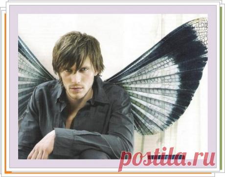 ***  Альфонсы – кто они? *** Благодаря своим обольстительным чарам и хитрости, он сначала выгодно устраивается в газету на должность репортера, потом обретает выгодную пассию и друга в лице богатой вдовы  Форестье, и, в конце концов, соблазнив на своем пути несколько красавиц разного возраста, женится на прекрасной дочке богача Вальтера, приданое которой составляет 20 миллионов! Цель достигнута, но Милый друг, как о нем в восторге отзываются все женщины, почему-то несчастлив.