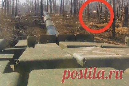 Российский танк в упор расстрелял подразделение ВСУ и попал на видео. Видео боя российского основного боевого танка Т-72Б3 на Краснолиманском направлении опубликовал военный корреспондент Мурад Газдиев. На кадрах, снятых с самой машины и беспилотника, корректировавшего бой, экипаж танка ведет огонь по подразделению Вооруженных сил Украины (ВСУ), окопавшемуся в лесу.